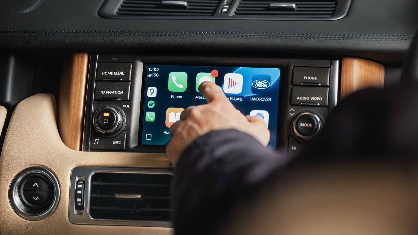JLR Classic Land Rover Apple CarPlay / Android Auto retrofit