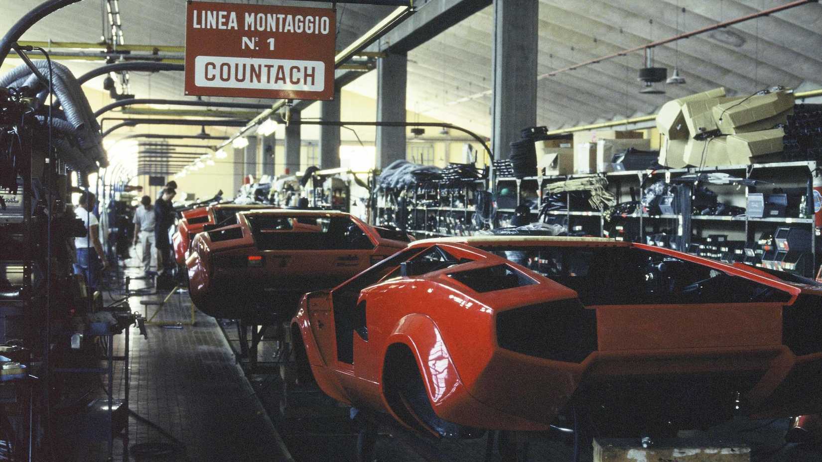 The Lamborghini Countach's Rear Wing Only Made It Slower