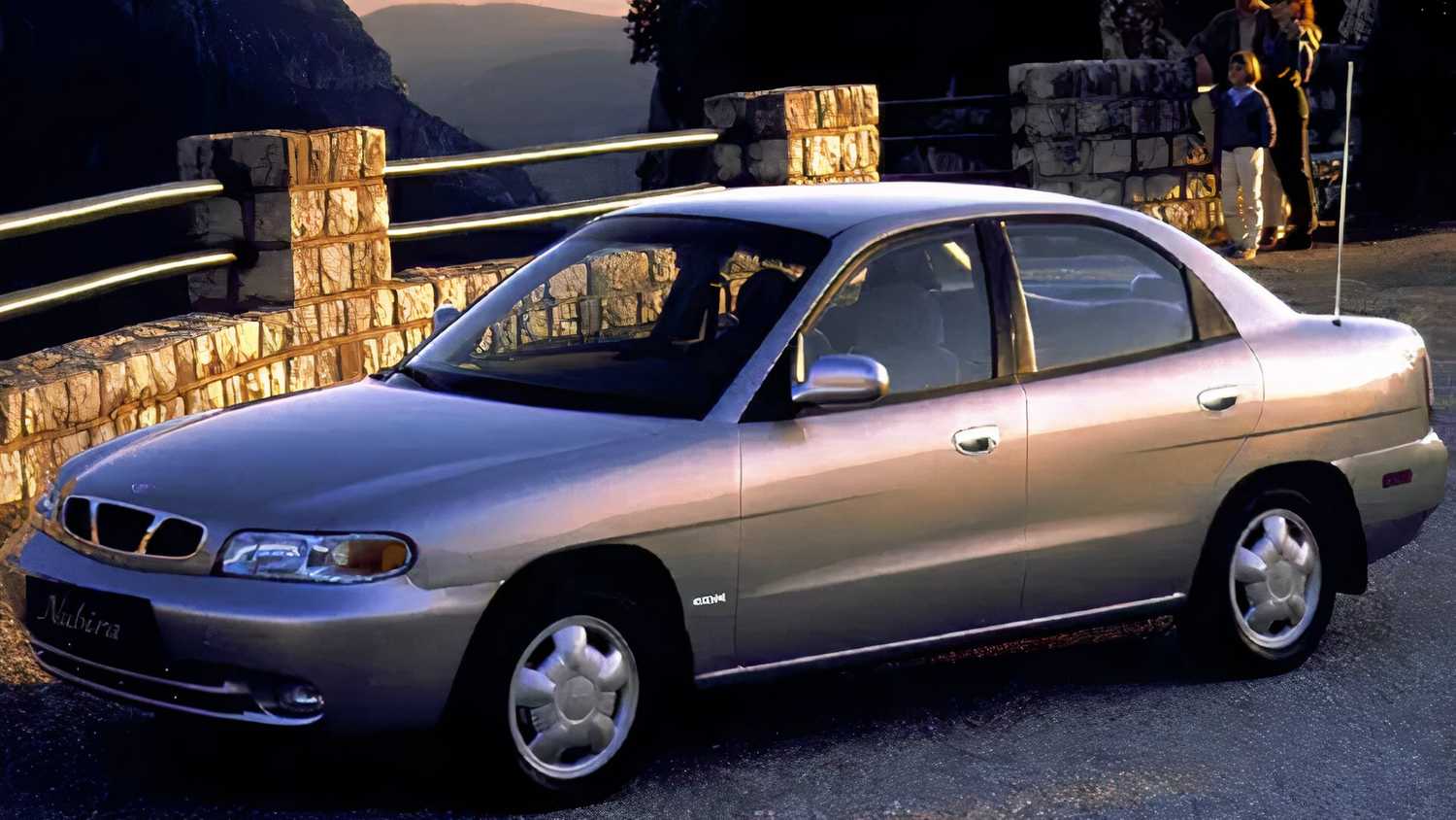1999-2002 Daewoo Nubira Sedan Front Angle View