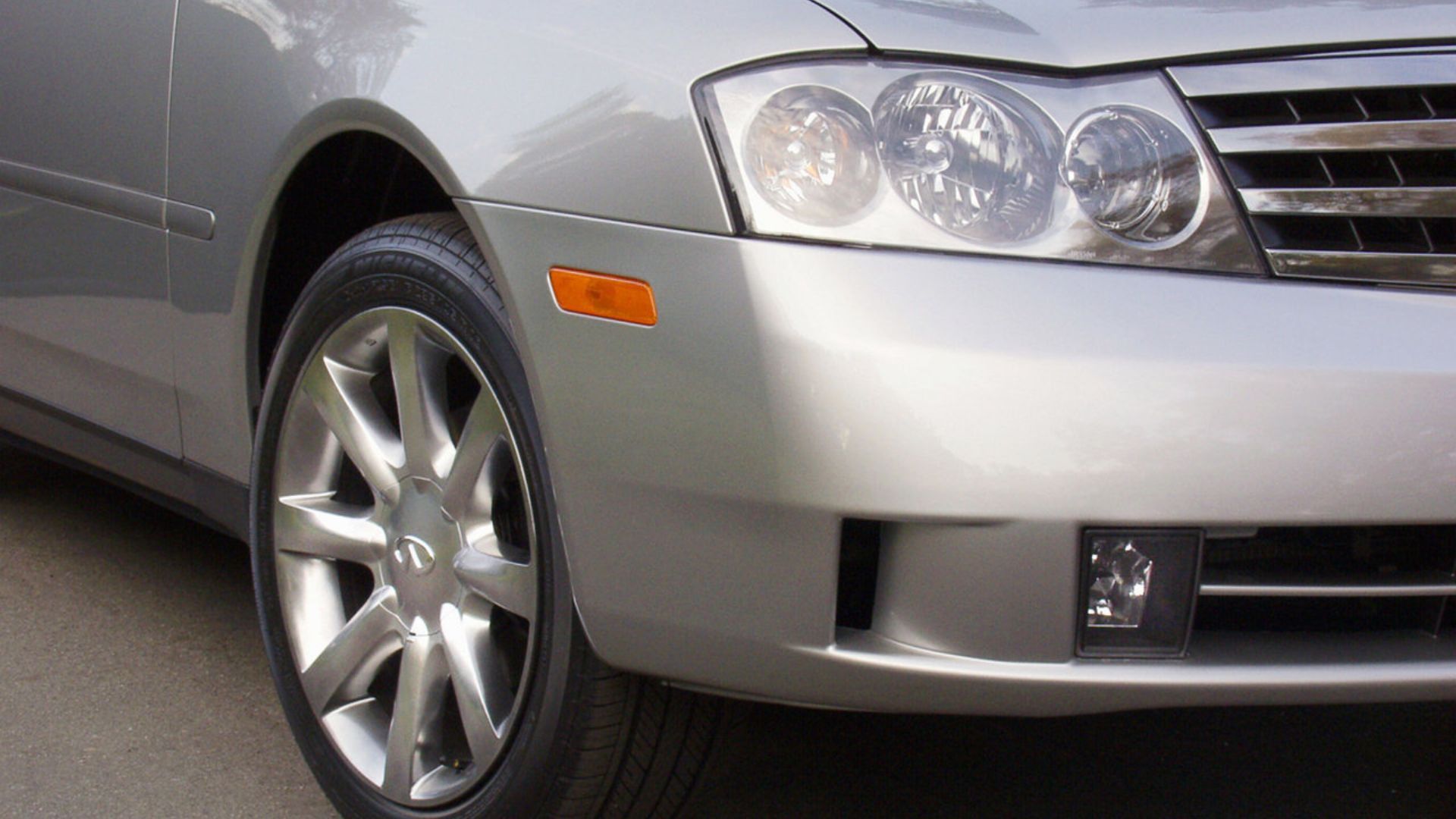 Infiniti M45 z 2003 roku dowodzi, że V8 w sedanie nie ma szans z modą na SUV-y
