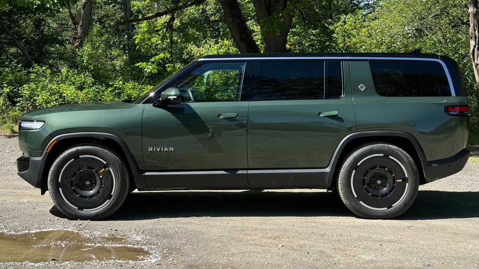 2025 Rivian R1S SUV Pricing, Photos & Specs