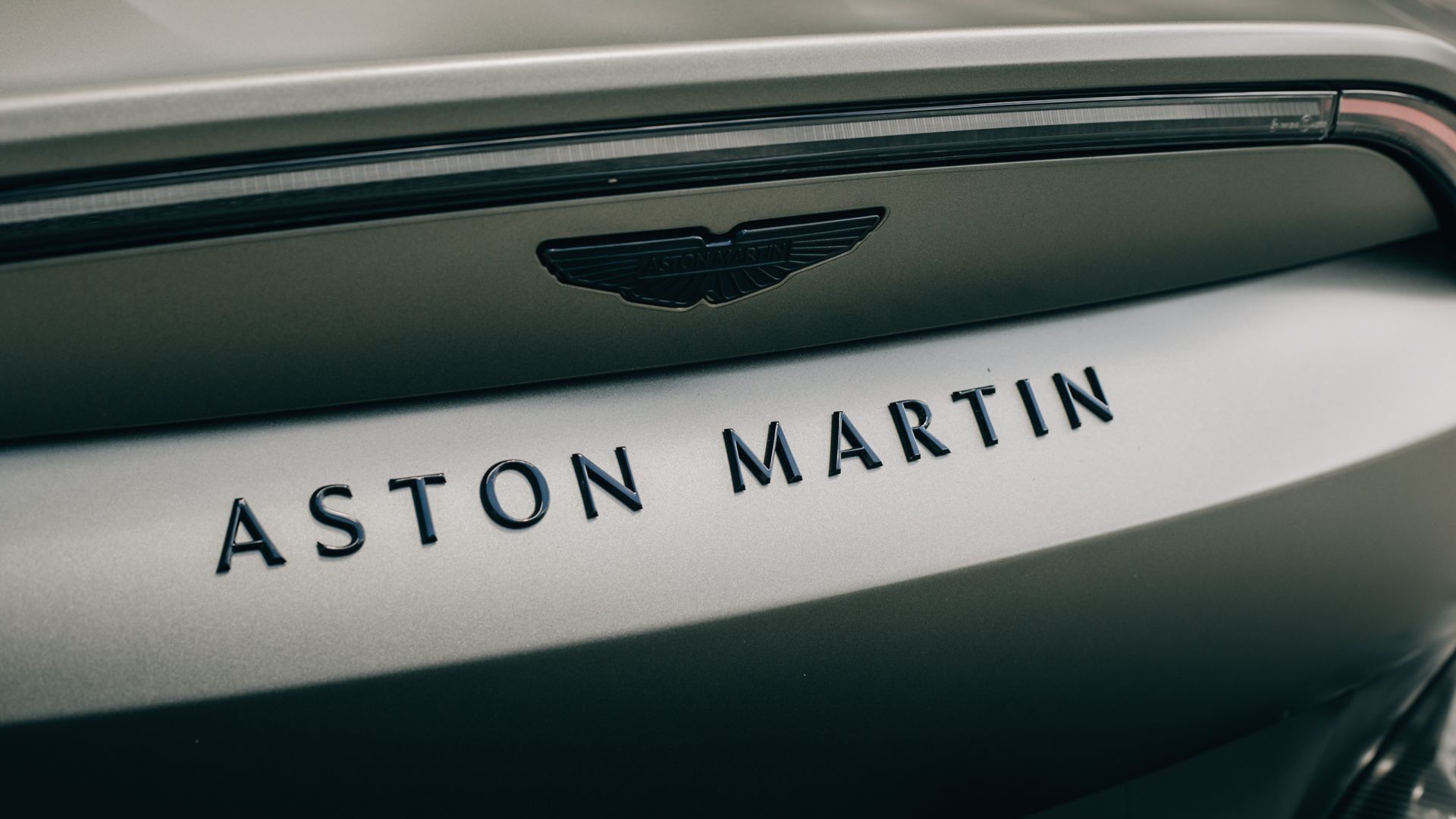 Aston Martin stawia na supersamochody z silnikami V8 i V12, nie planuje na razie elektrycznej rewolucji w stylu Ferrari