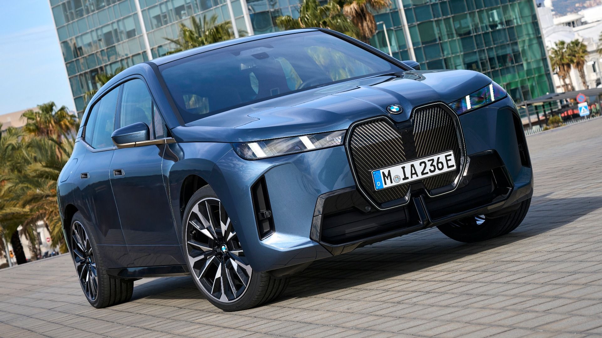 Elektryczne Audi za 107 995 dolarów kosztuje teraz poniżej 50 000 dolarów. BMW iX podąża tą samą drogą