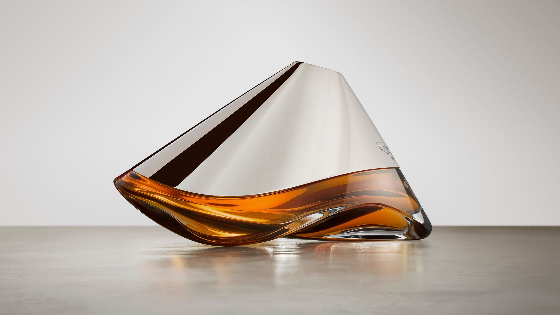Aston Martin. Bowmore ARC-54 whiskey decanter-1