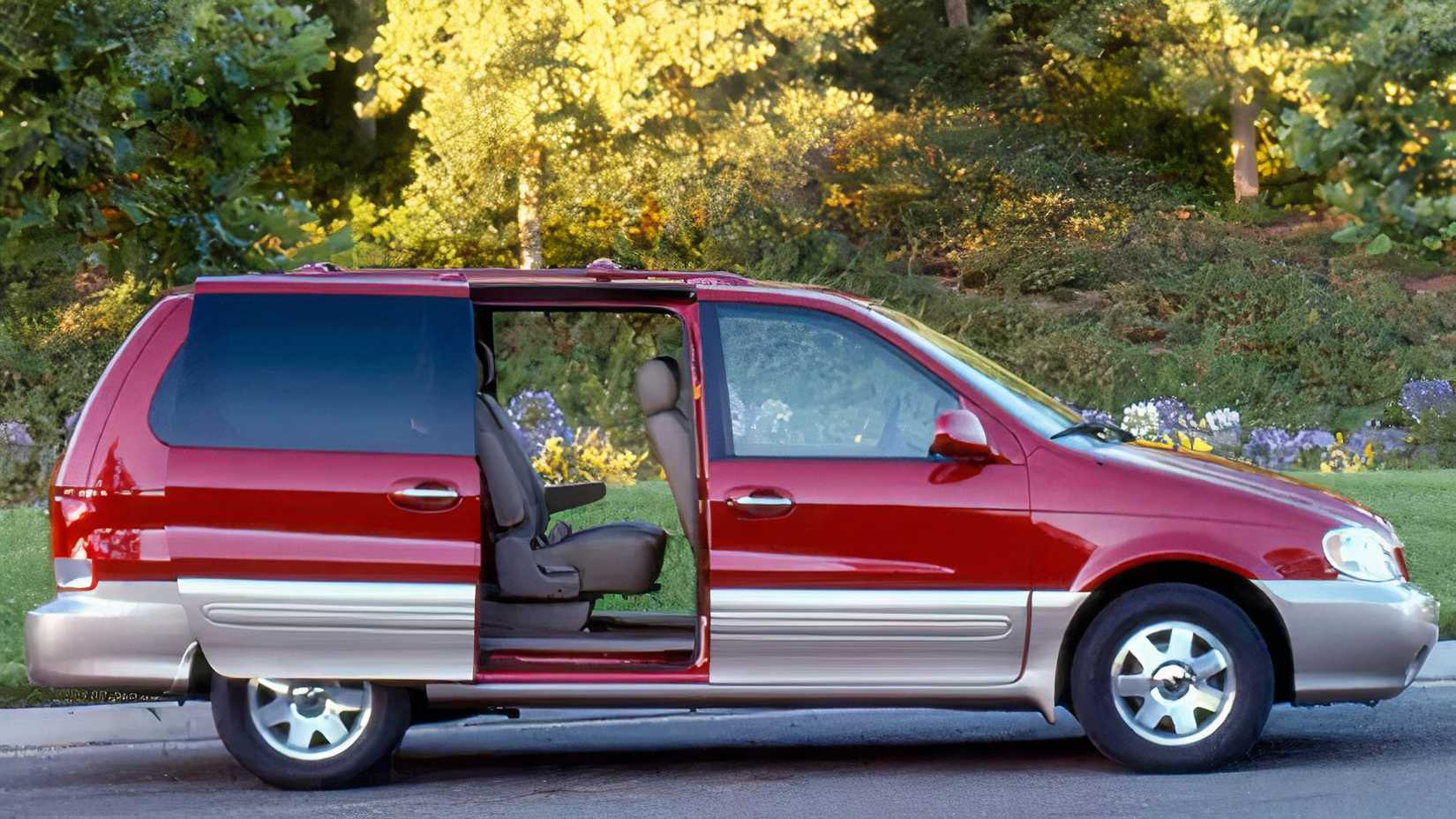 A First-Gen Sedona Is The Cheapest Three-Row Minivan Out There
