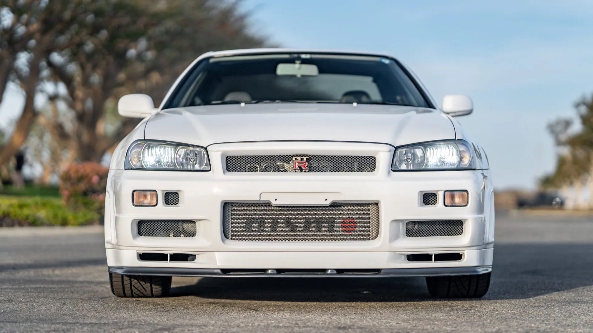 Nissan Skyline R34 GT-R front