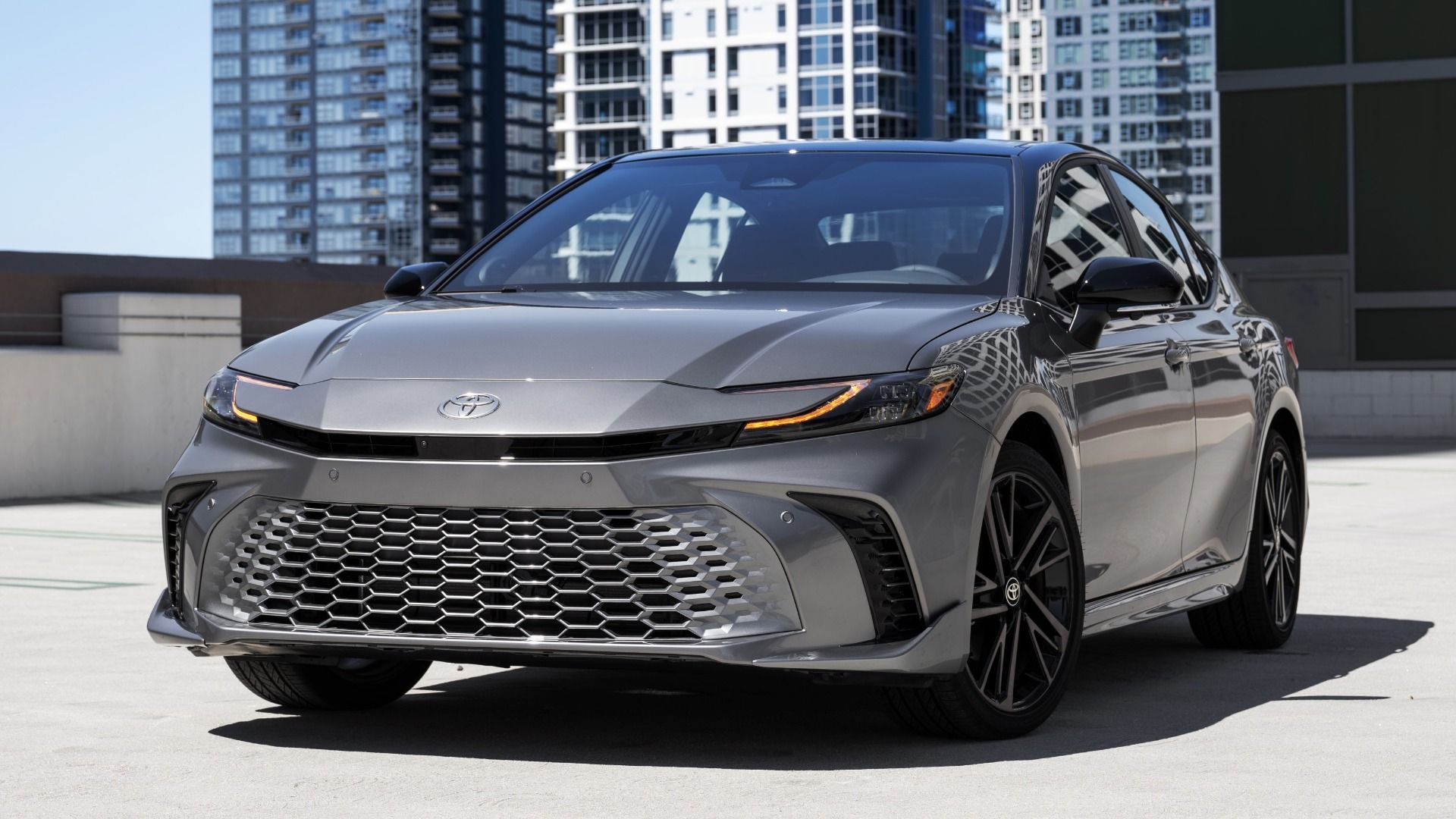 2025_Camry_XSE_AWD_HeavyMetalBlackRoof_003