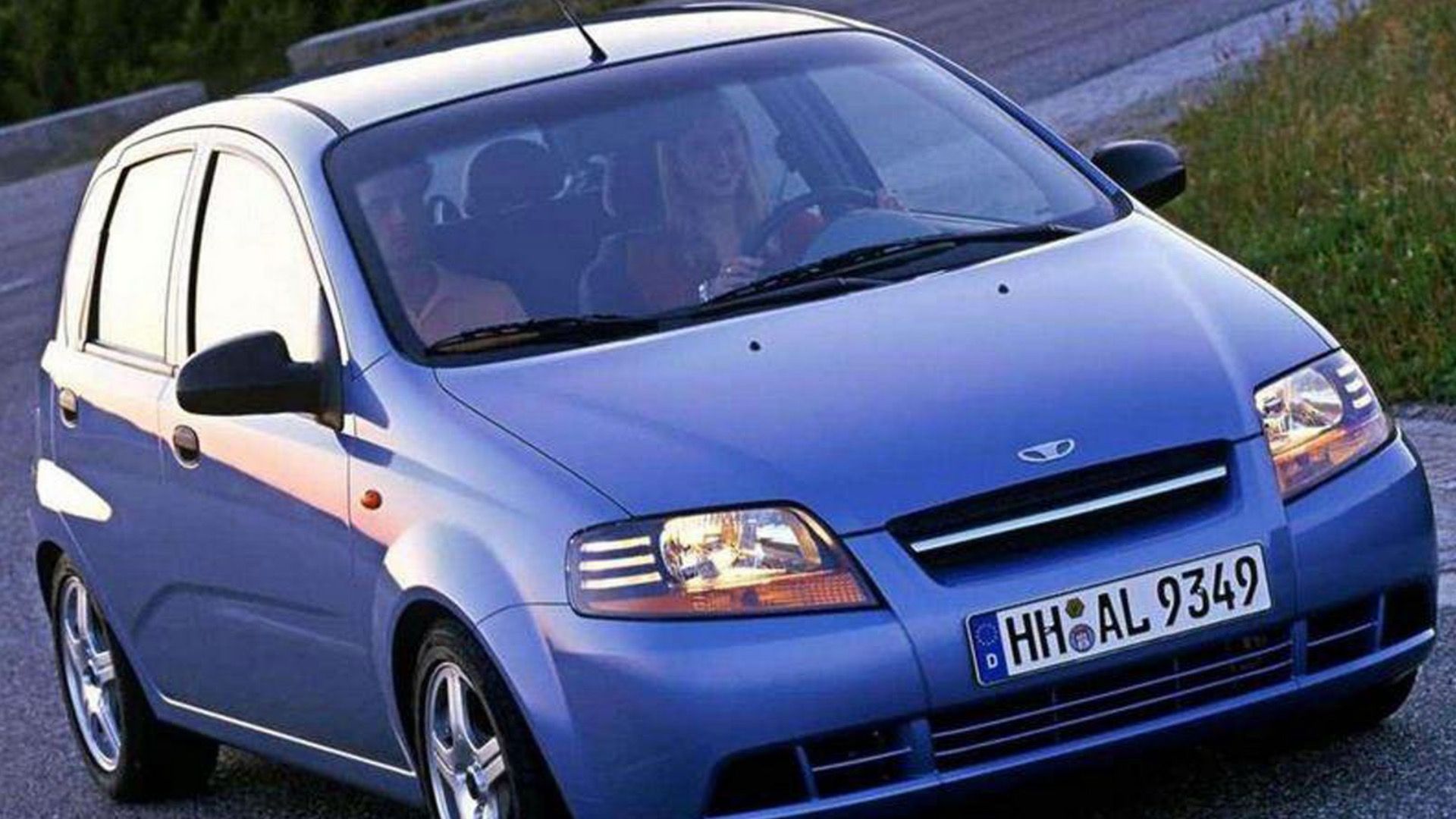 1997-2002 Daewoo Kalos Hatch Blue Front Angled View