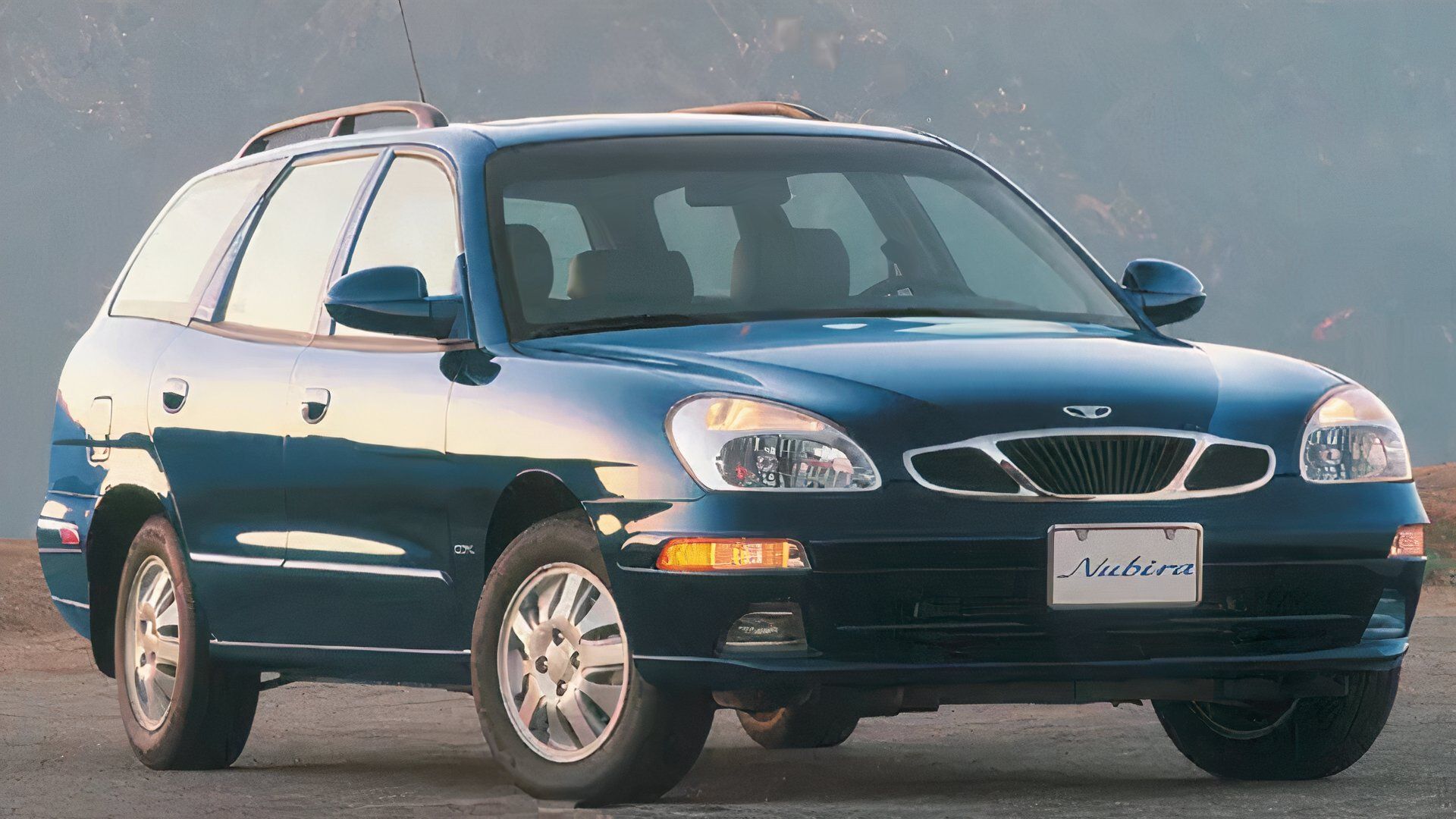 1999-2002 Daewoo Nubira Wagon Front Angle View