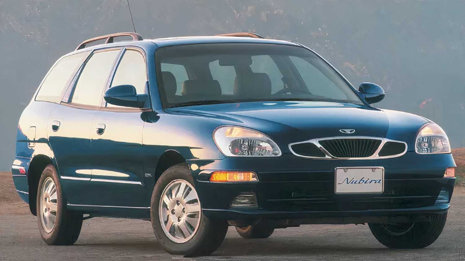 1999-2002 Daewoo Nubira Wagon Front Angle View