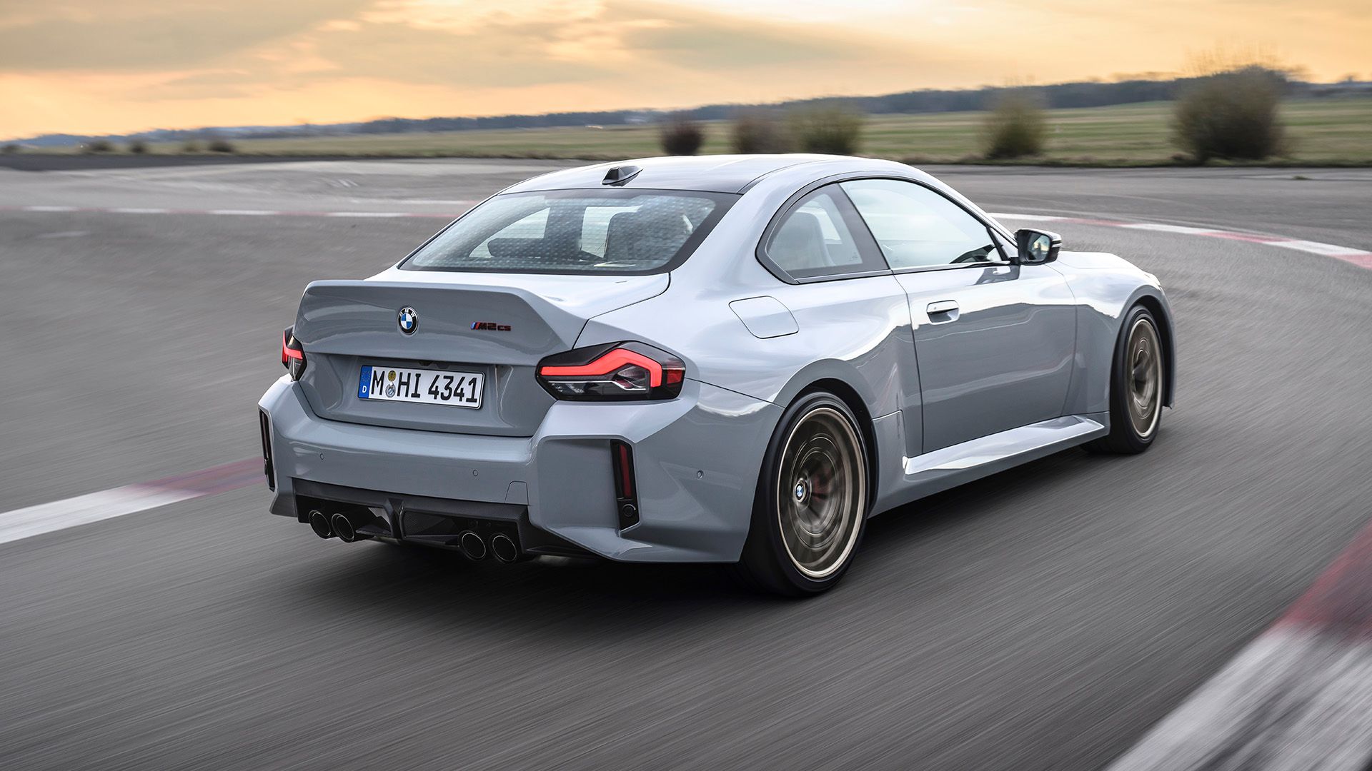P90600851_highRes_the-new-bmw-m2-cs