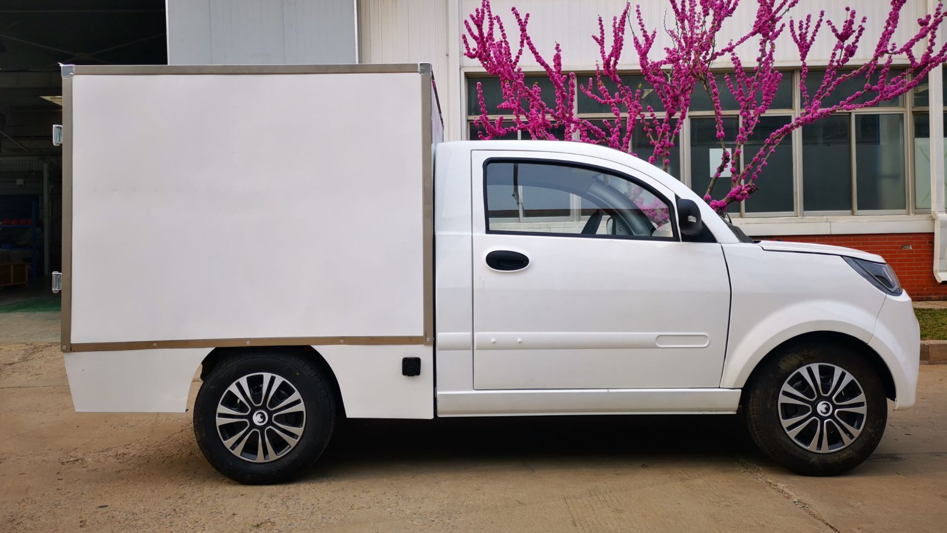 2025 Eleksa Pony EV box side 2