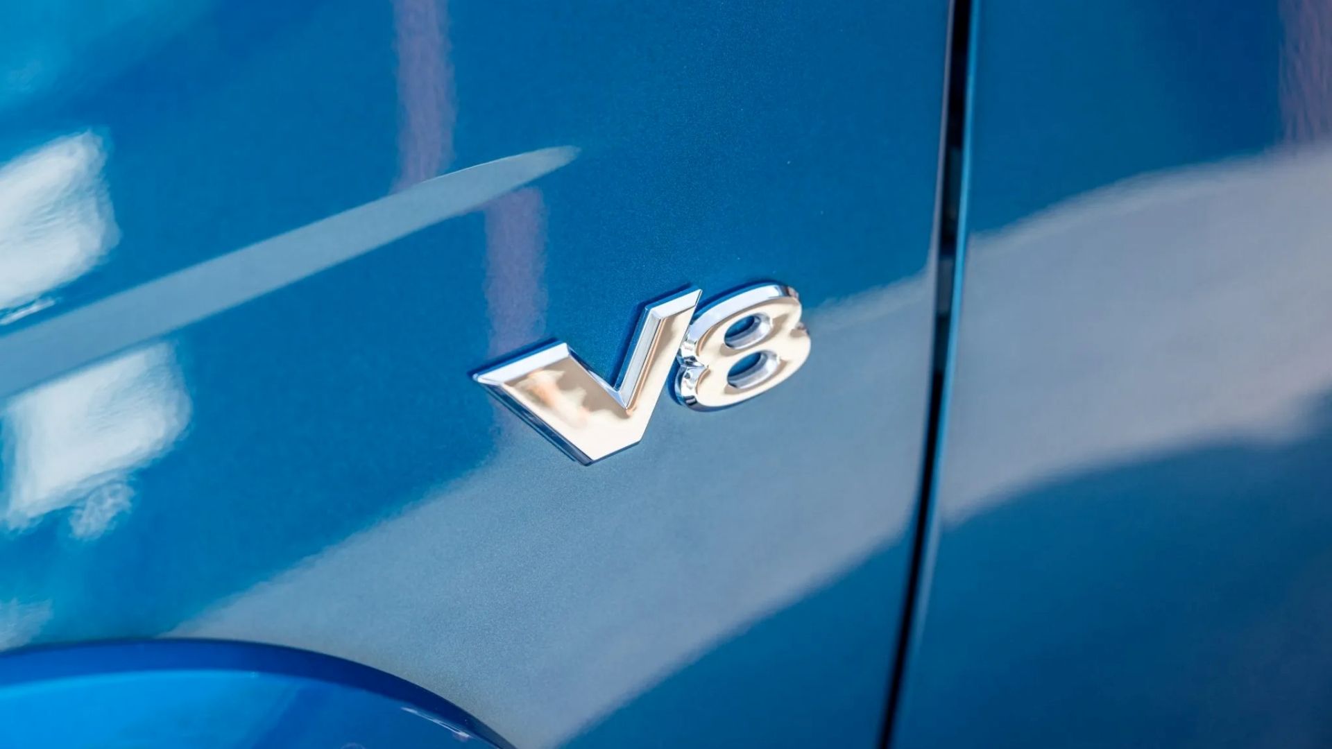 2011 chevrolet colorado v8 v8 badge