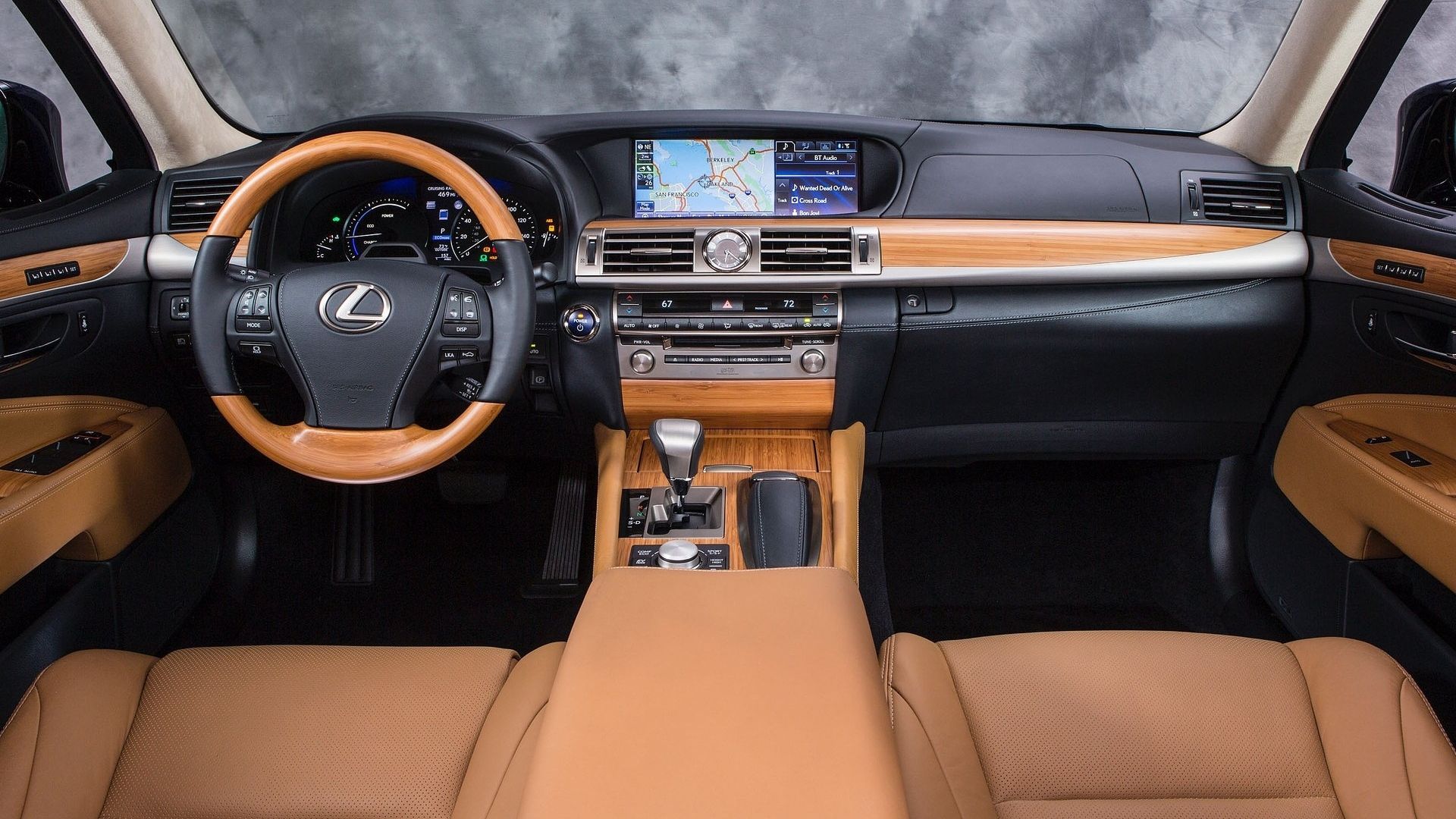 Lexus sprzedał flagowy model hybrydowy V8 o wartości 135 000 dolarów, który teraz kosztuje nowe Camry