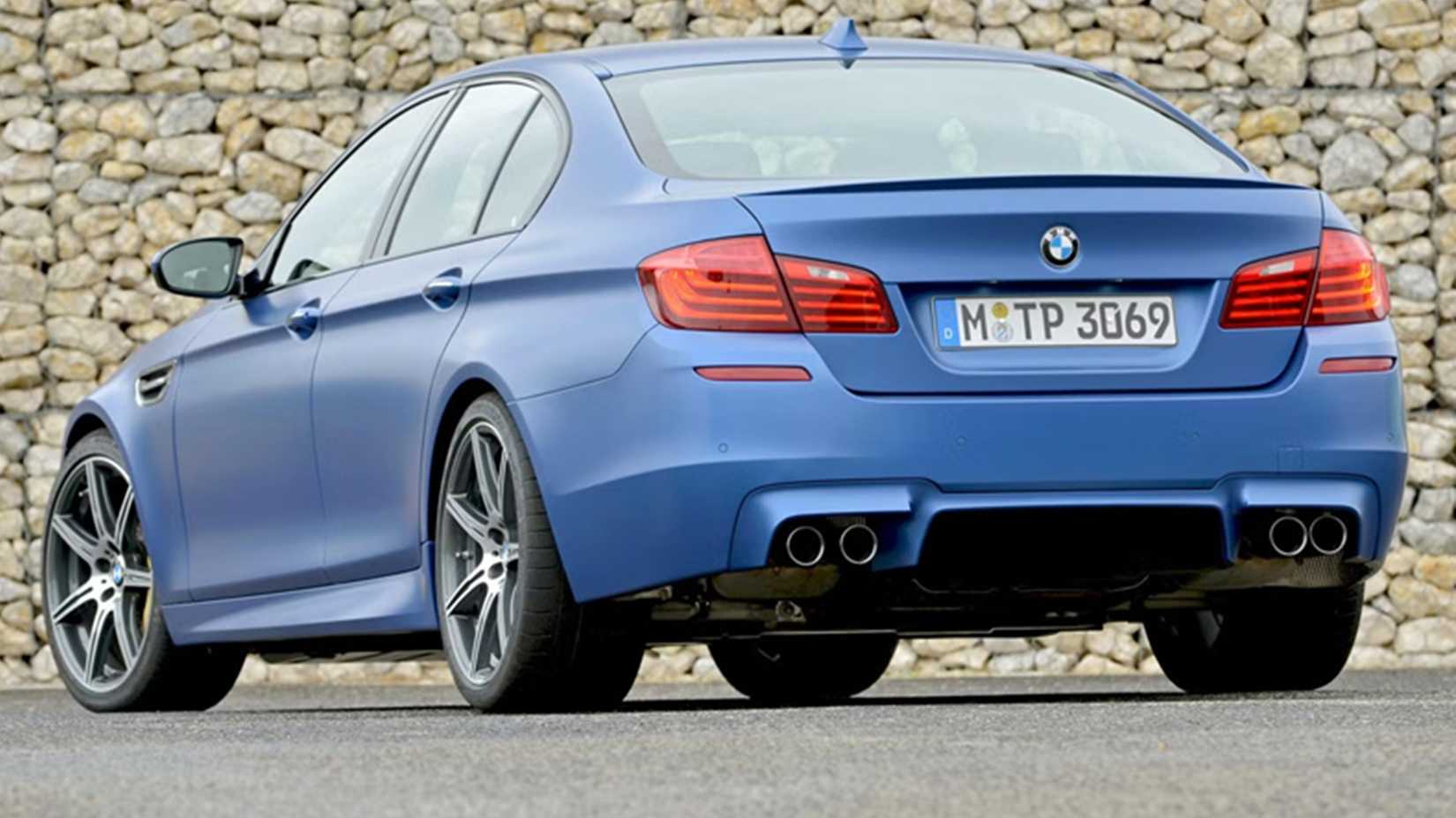 Blue 2015 BMW M5 rear, three-quarter