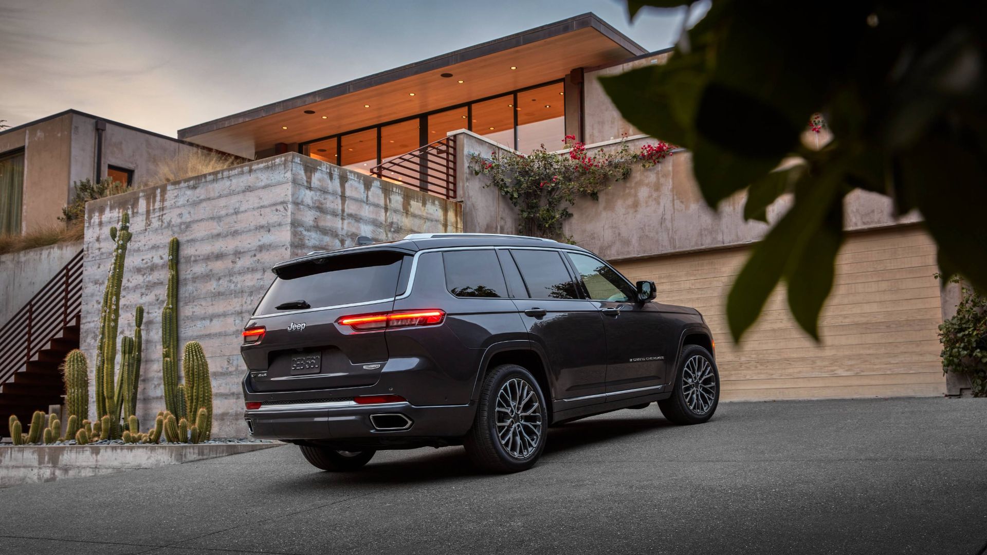 2025 Jeep Grand Cherokee L припаркован