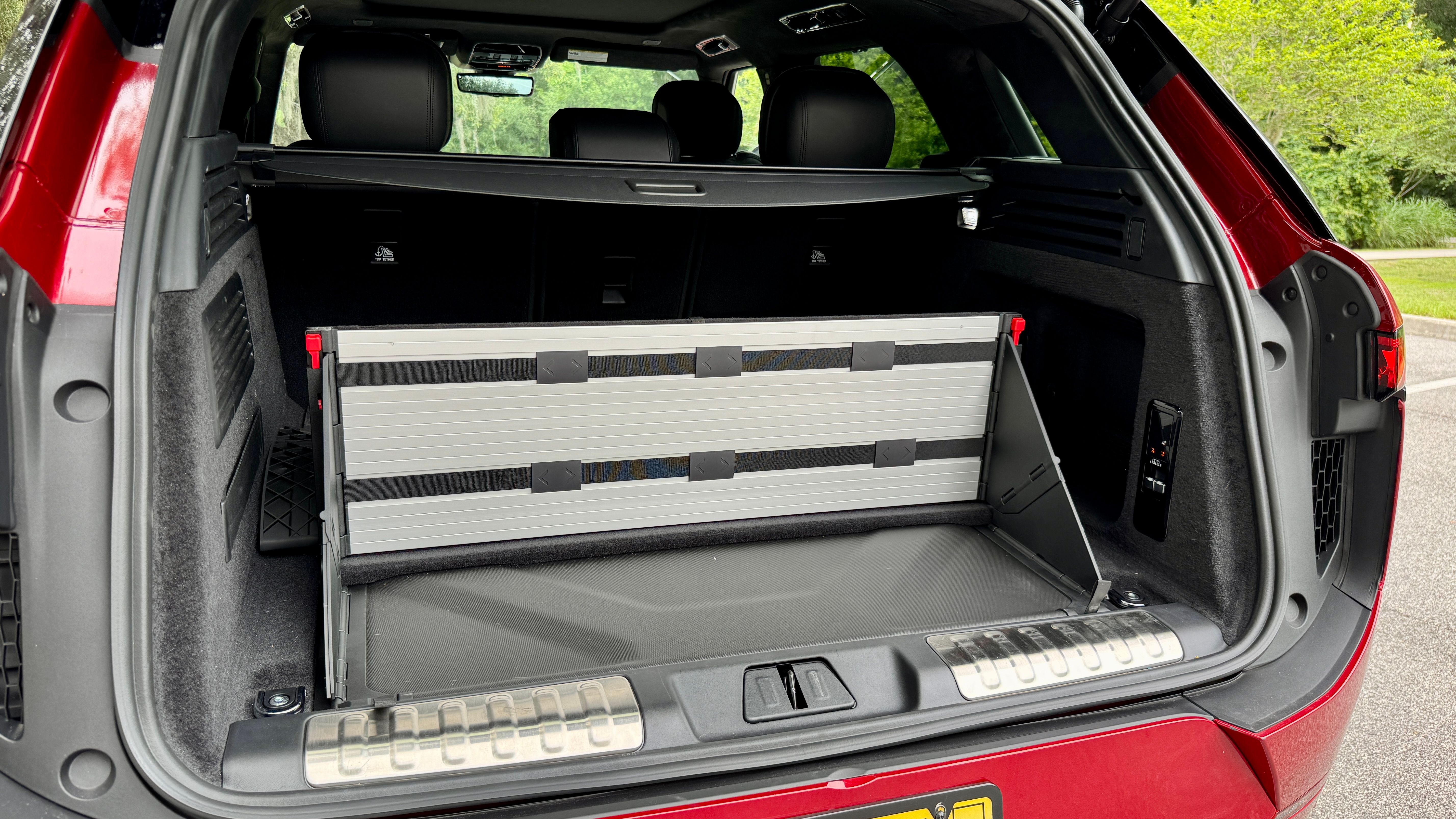2025 Land Rover Range Rover Sport trunk divider