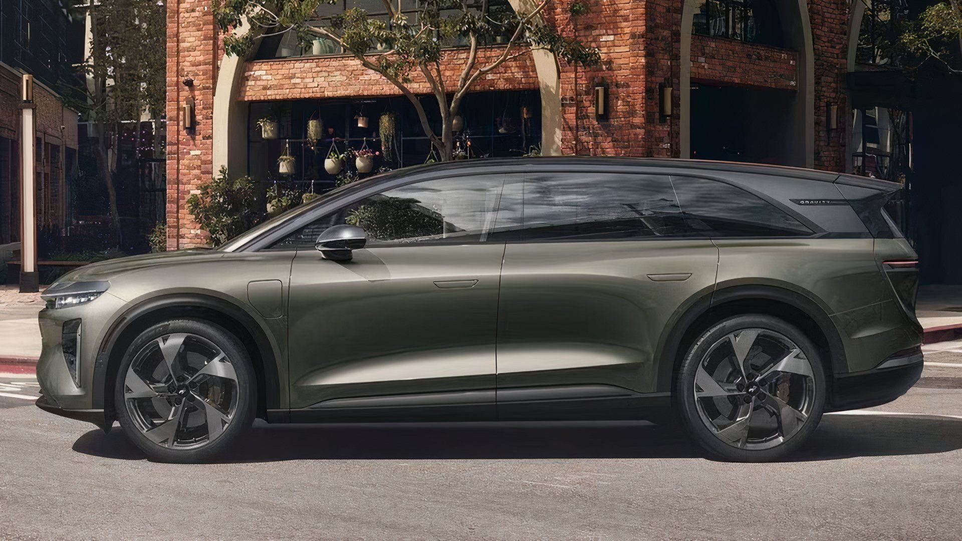 450 EPA miles of range on a 123 kWh, 926-volt pack