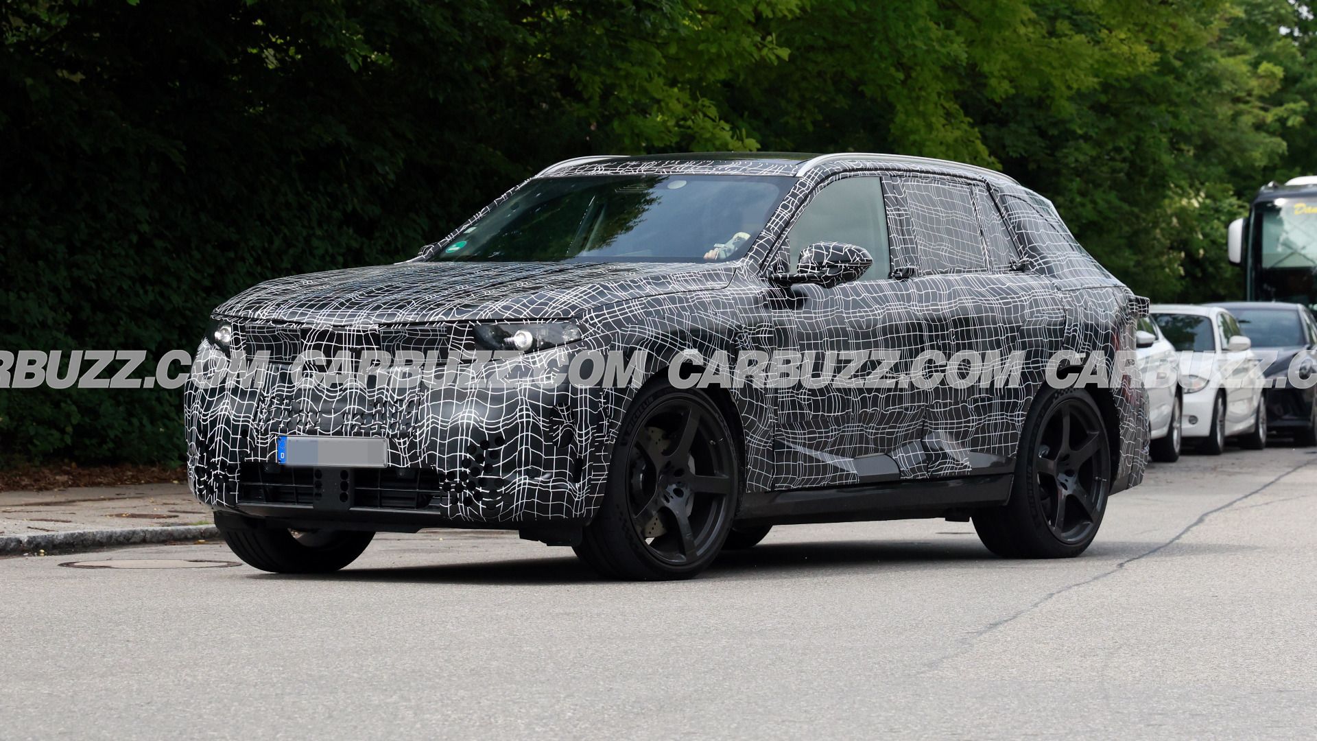 BMW iX5 M70 front three-quarter