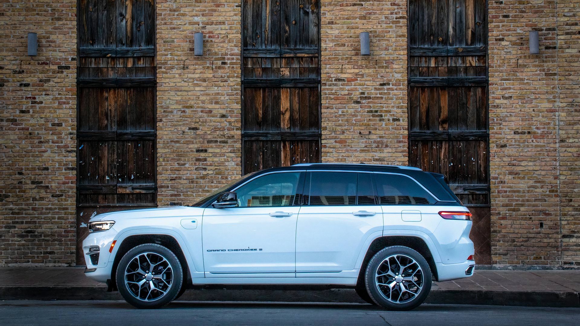 2025 Jeep Grand Cherokee 4xe вид сбоку