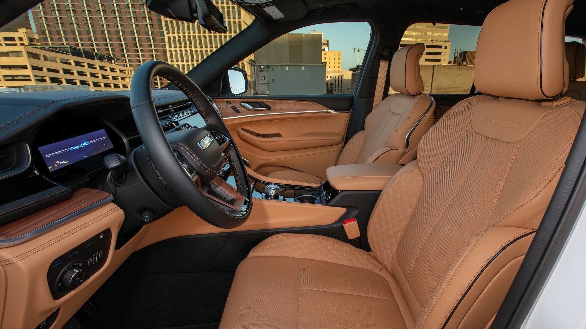 Передние сиденья Jeep Grand Cherokee 4xe 2025 года