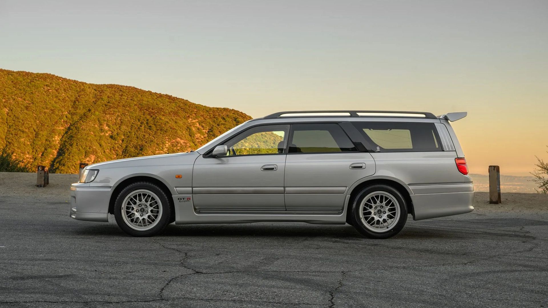 Nissan Stagea Autech Version 260RS side