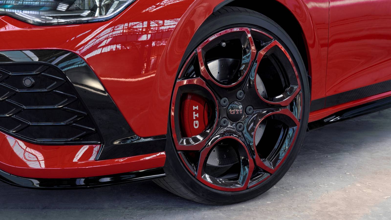 Volkswagen Golf GTI Edition 50 in pista, con dettagli delle ruote anteriori e del motore