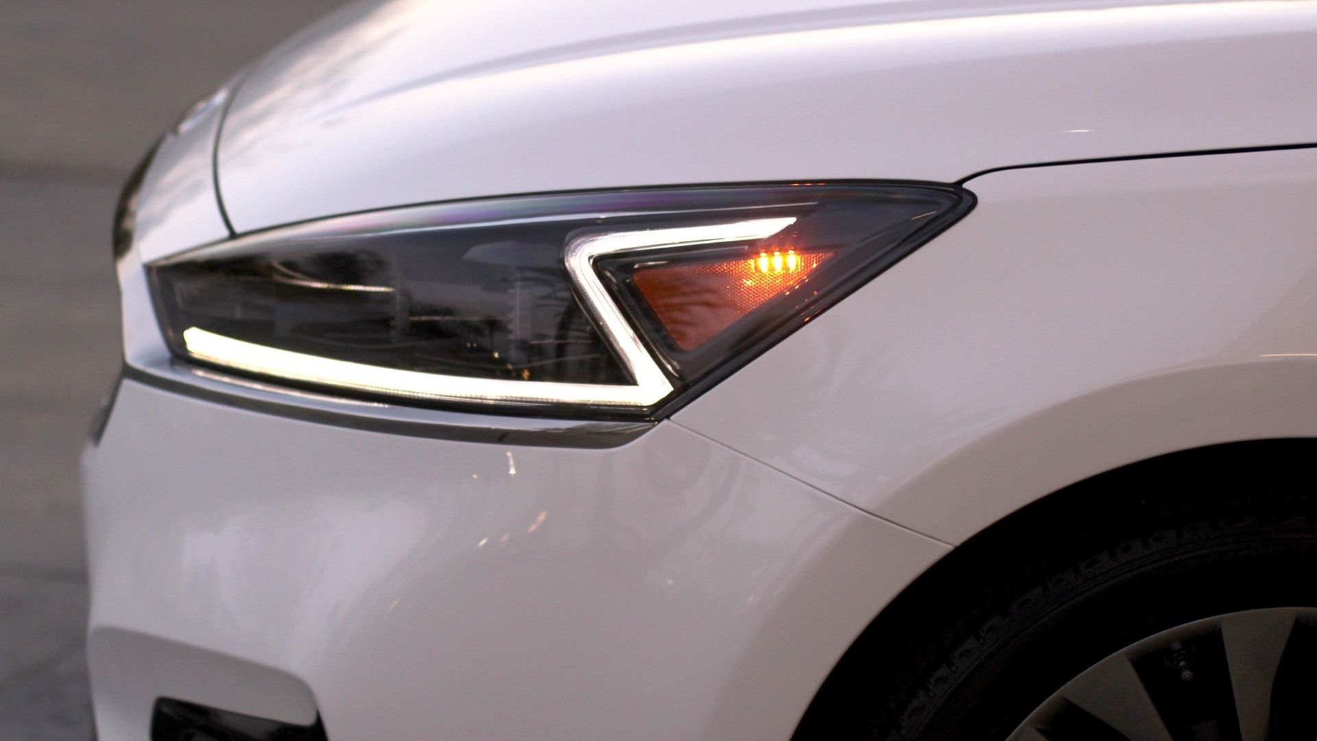 2017-kia-cadenza-front-close-