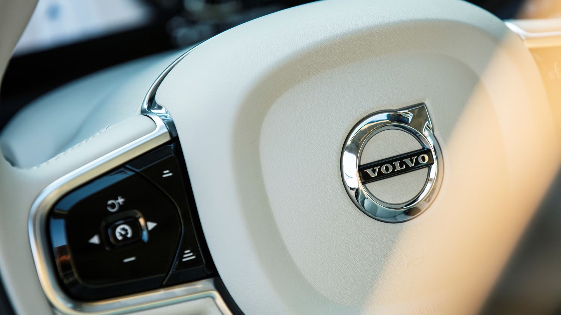 Volvo było pionierem minimalistycznych wnętrz, teraz przywraca fizyczne przyciski