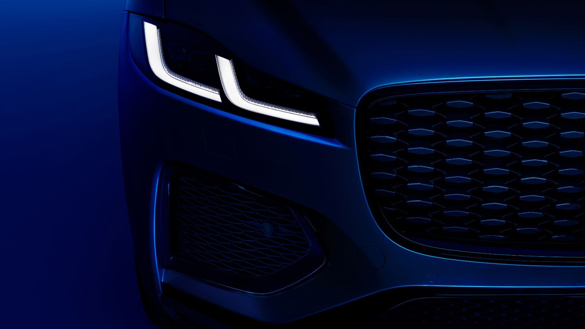 중고 재규어 F-Pace S vs. 신형 닛산 로그: 럭셔리와 합리적인 가격의 만남
