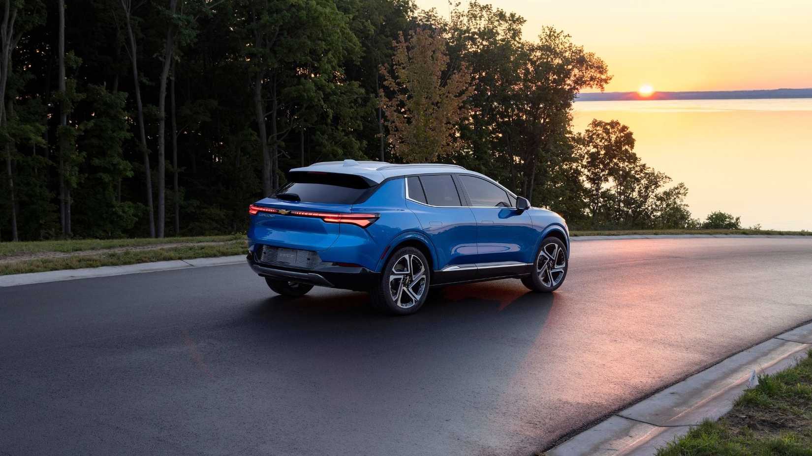 2025 Chevrolet Equinox EV exterior profile illustrating compact SUV proportions
