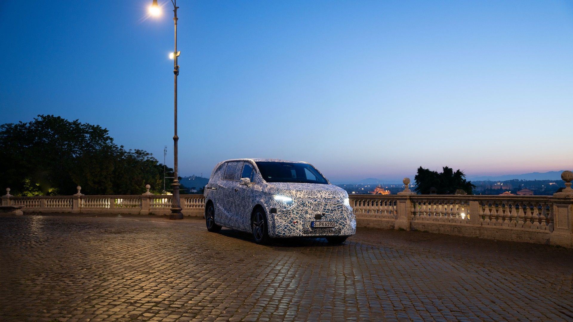 Mercedes-Benz VLE Could Be A Luxurious Minivan Alternative To The Lucid ...