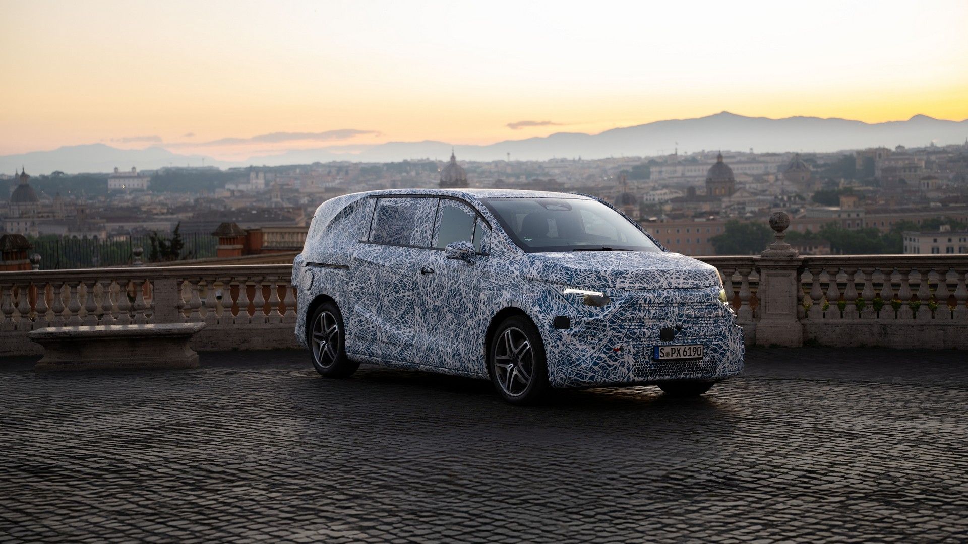 Mercedes-Benz VLE Could Be A Luxurious Minivan Alternative To The Lucid ...