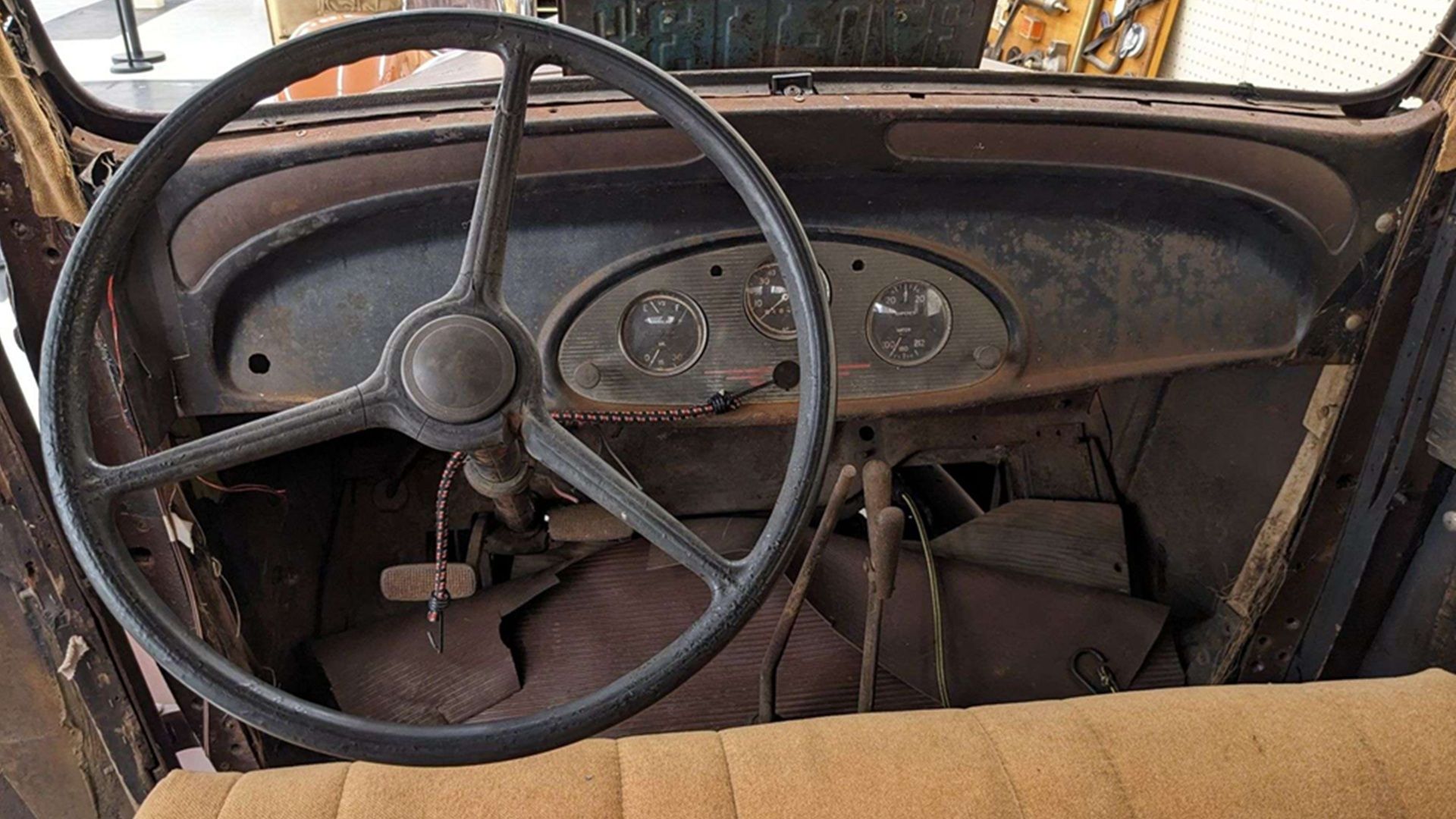 Передняя кабина седана Chevrolet 1933 года