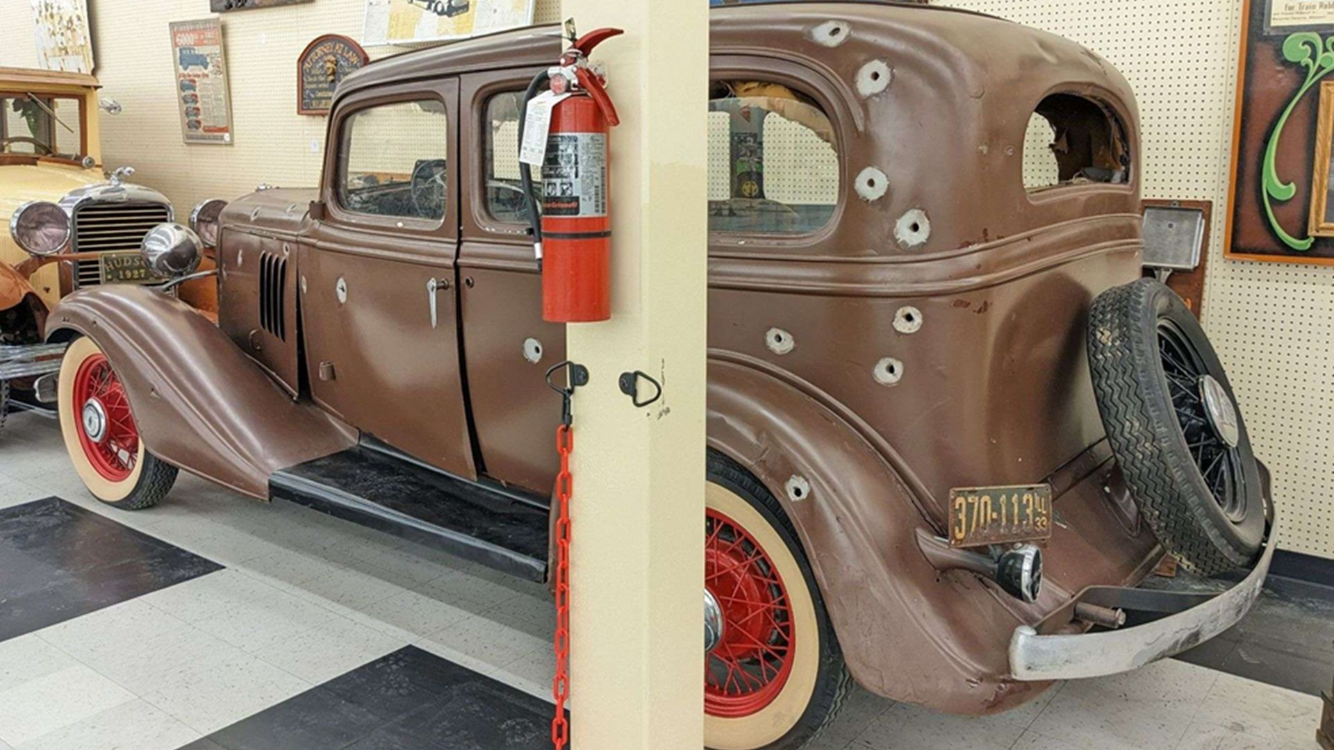 Коричневый седан Chevrolet 1933 года, вид сбоку