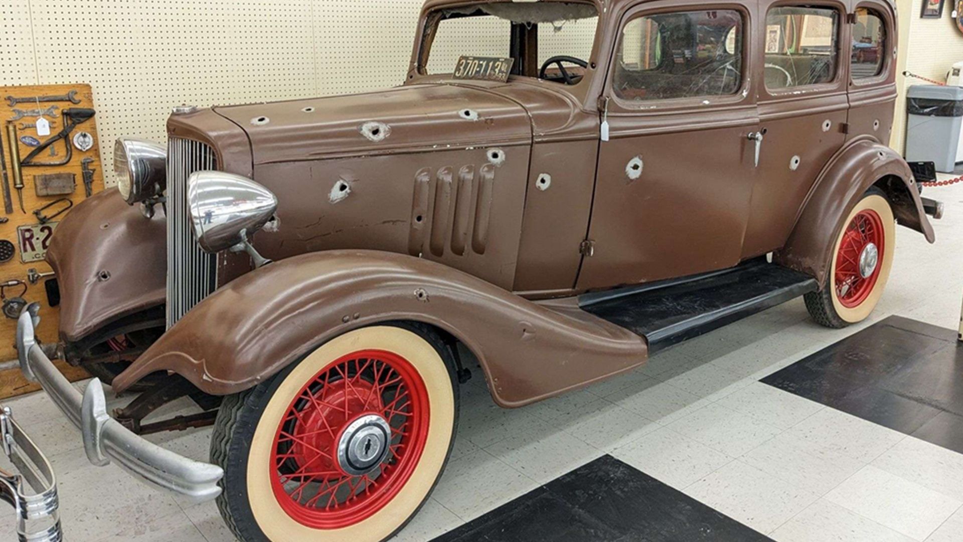 Коричневый седан Chevrolet 1933 года