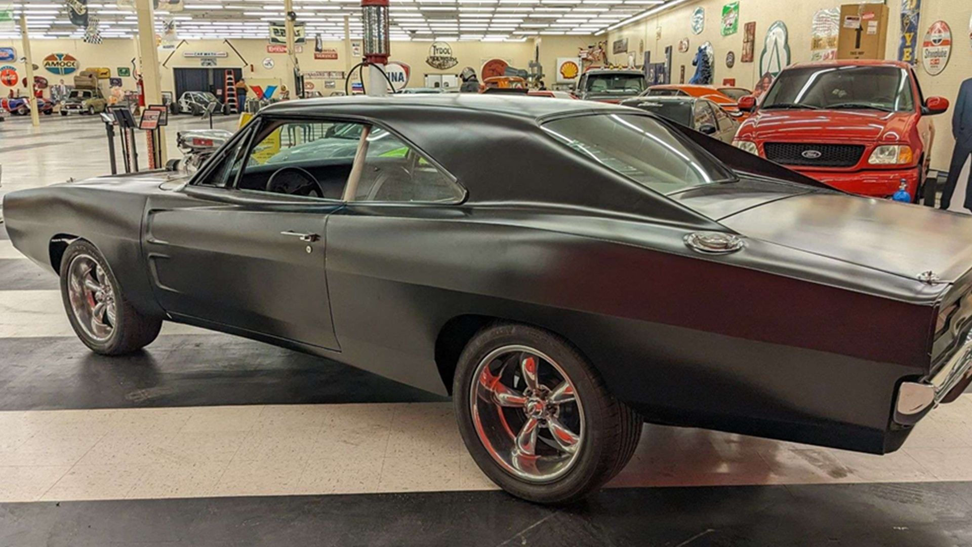 Черный Dodge Charger RT 1970 года, задняя часть