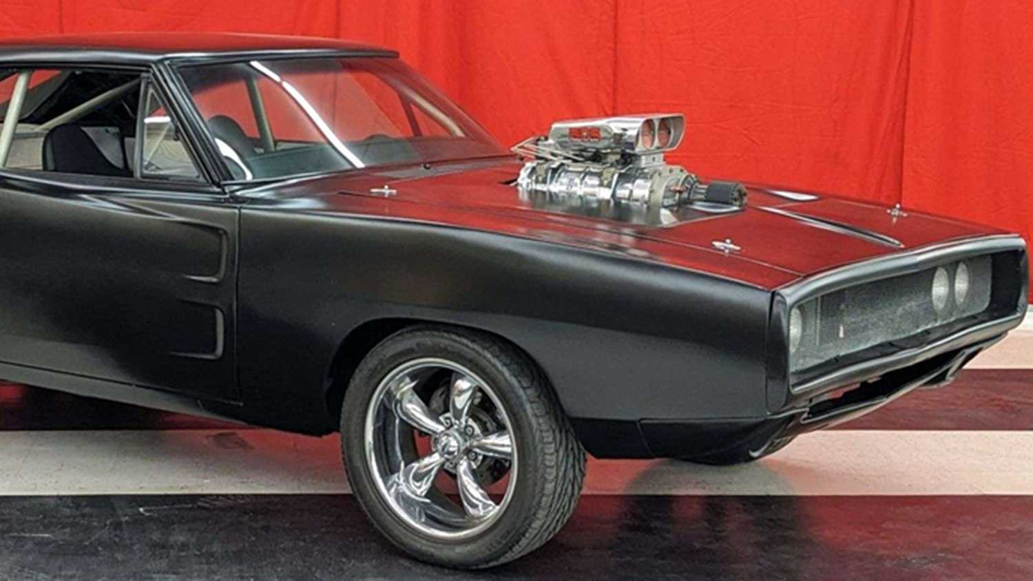 Черный Dodge Charger RT 1970 года