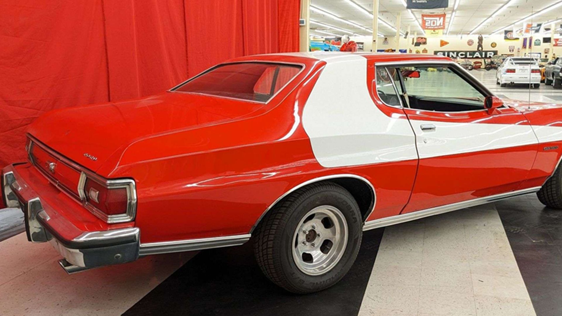 Красный Ford Torino 1974 года сзади