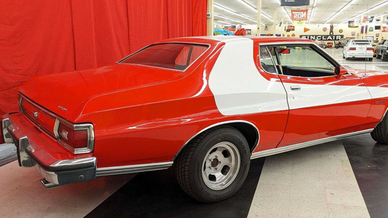 Красный Ford Torino 1974 года сзади