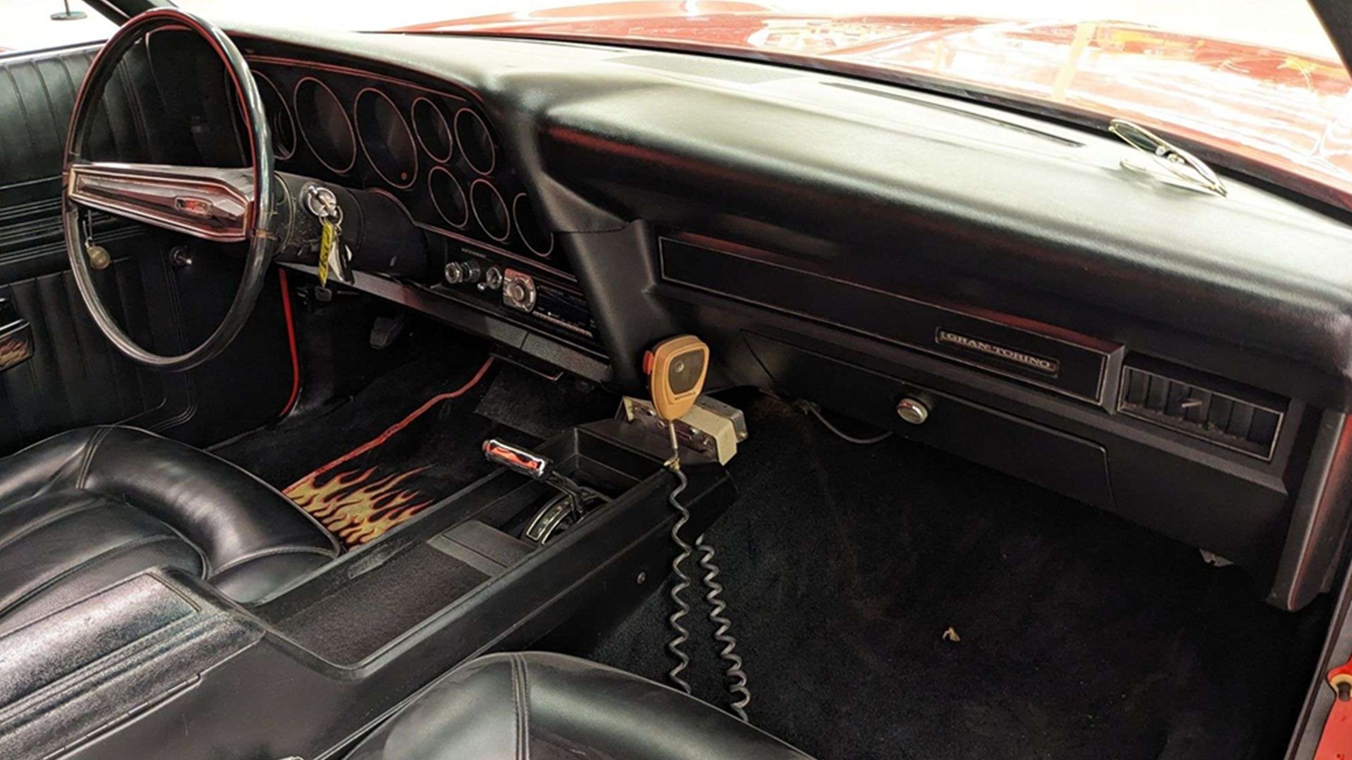 Передняя кабина Ford Torino V8 1974 года