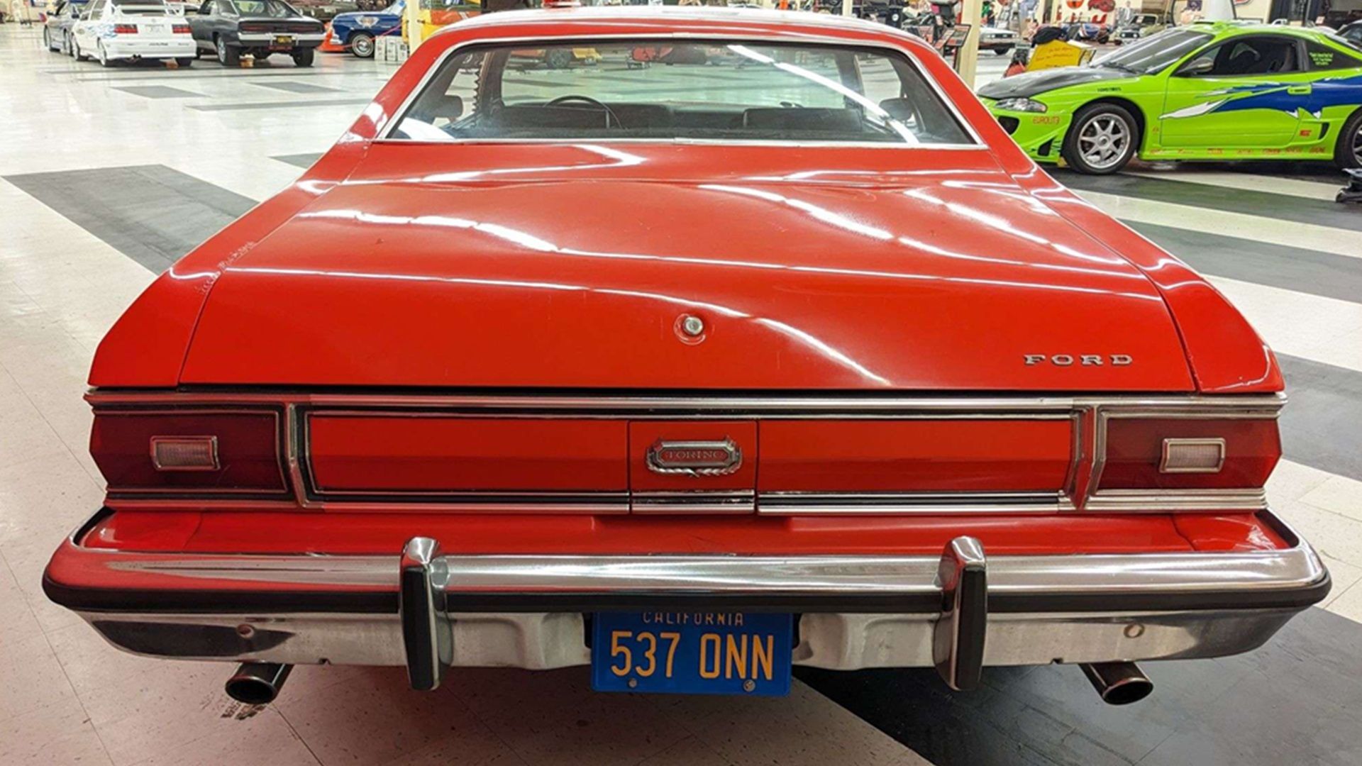 Красный хвост Ford Torino V8 1974 года