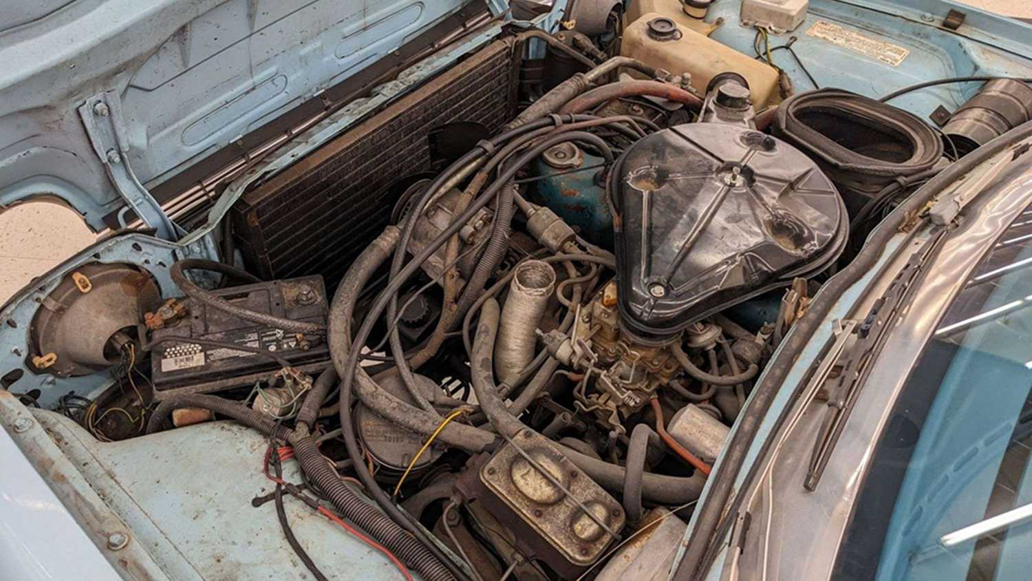 Верхняя часть двигателя AMC Pacer X 1976 года