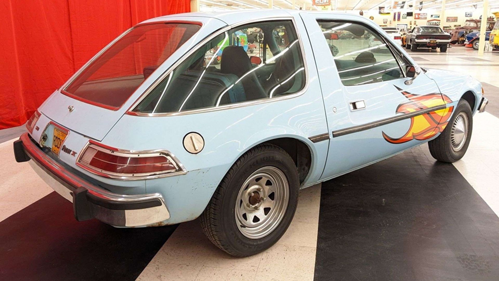 Синий AMC Pacer X 1976 года, задний