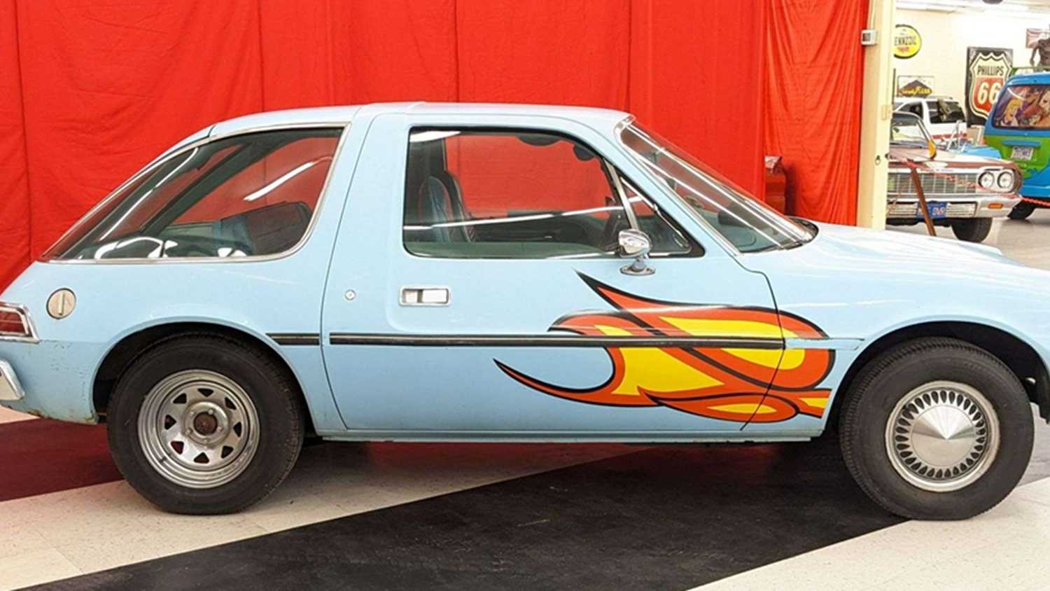 Синий AMC Pacer X-side 1976 года