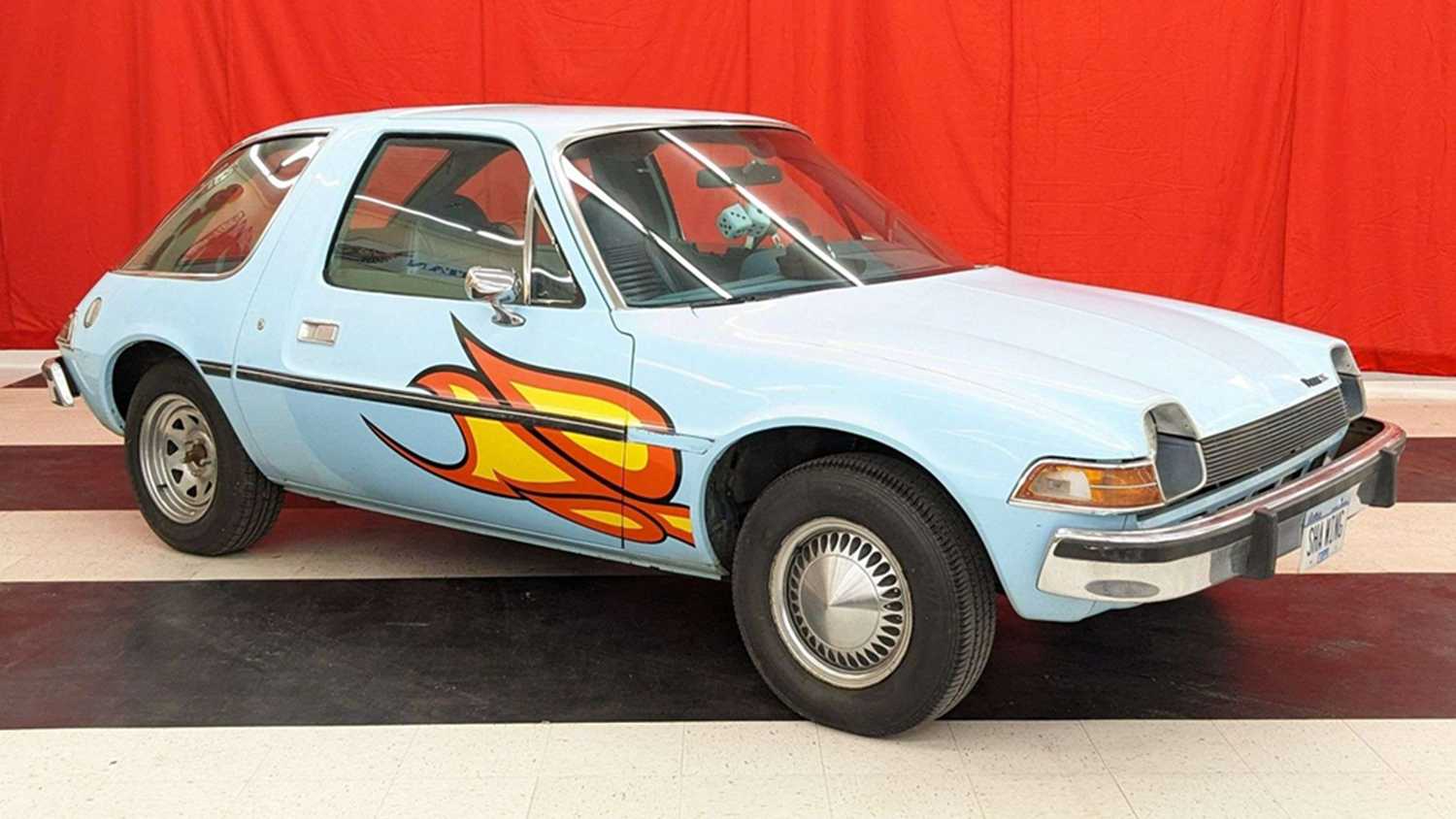 Синий AMC Pacer X 1976 года