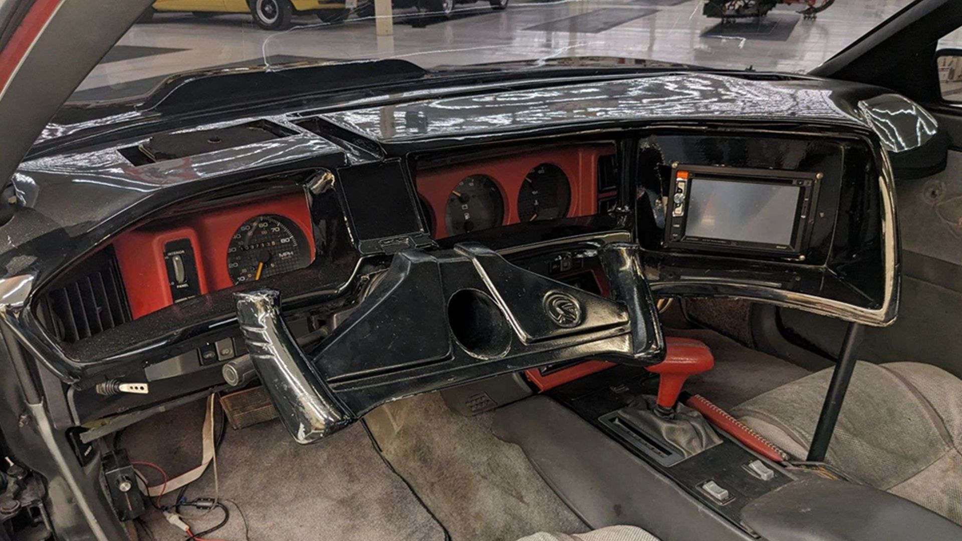 Вид салона Pontiac Firebird Trans Am KITT 1982 года