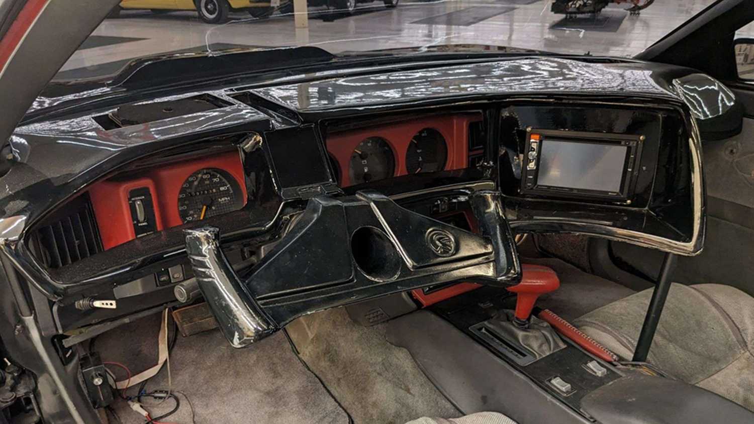 Вид салона Pontiac Firebird Trans Am KITT 1982 года