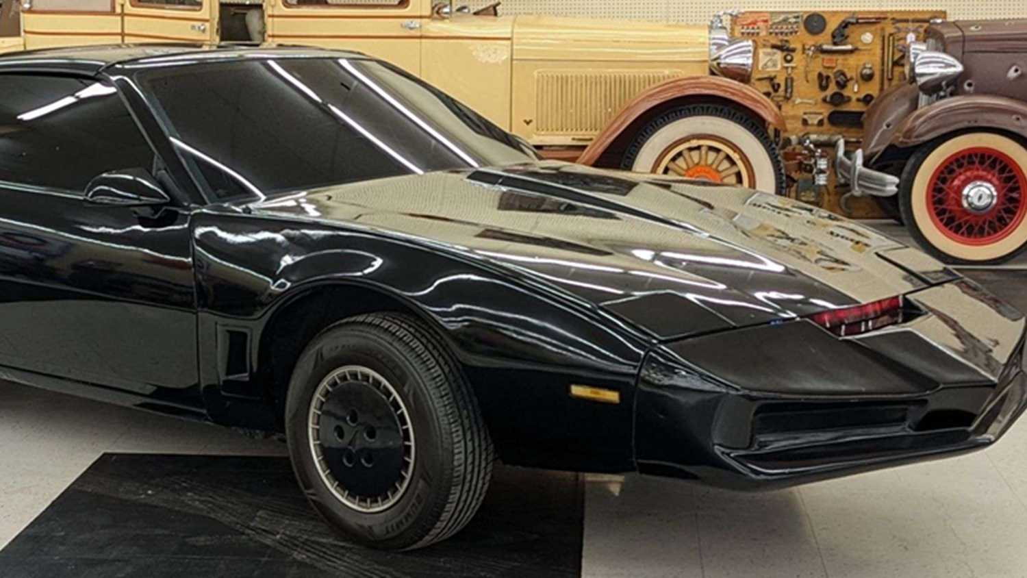 Черный Pontiac Firebird Trans Am KITT 1982 года