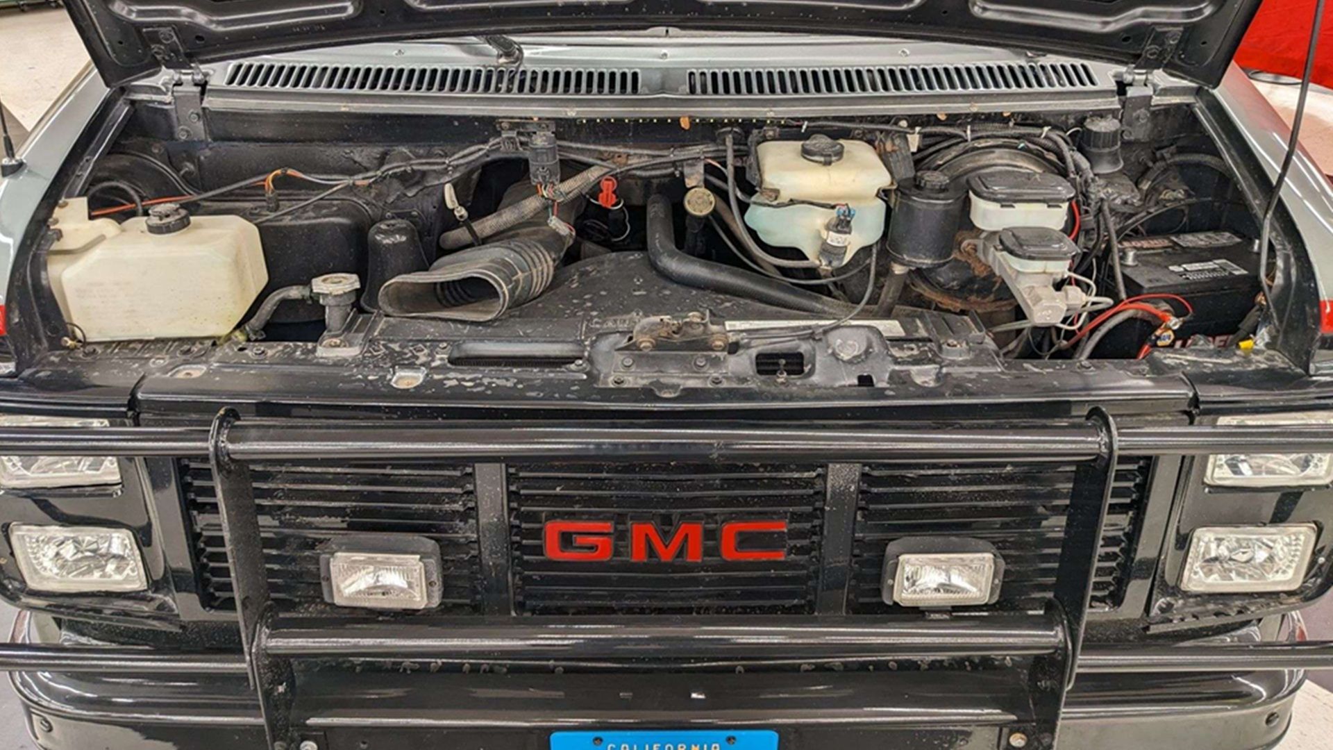 1984 GMC Vandura задняя часть двигателя верхняя часть